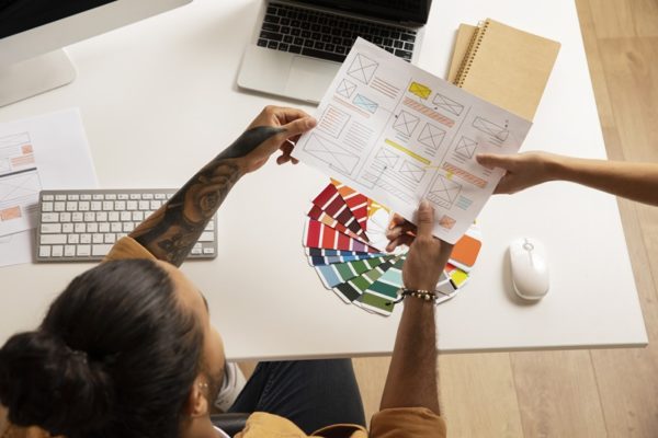 Se reconvertir dans le graphisme : une formation concrète et orientée métier